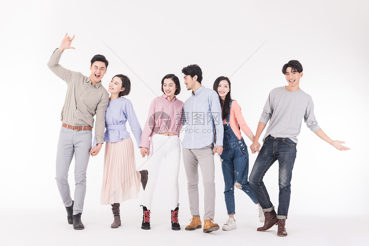 青年聚会众人开心牵手
