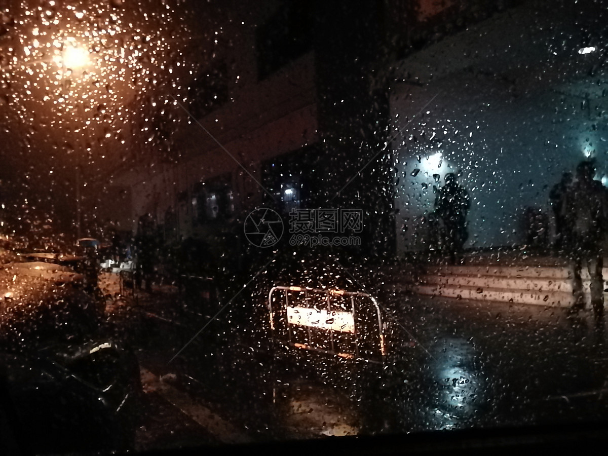 街上的雨景