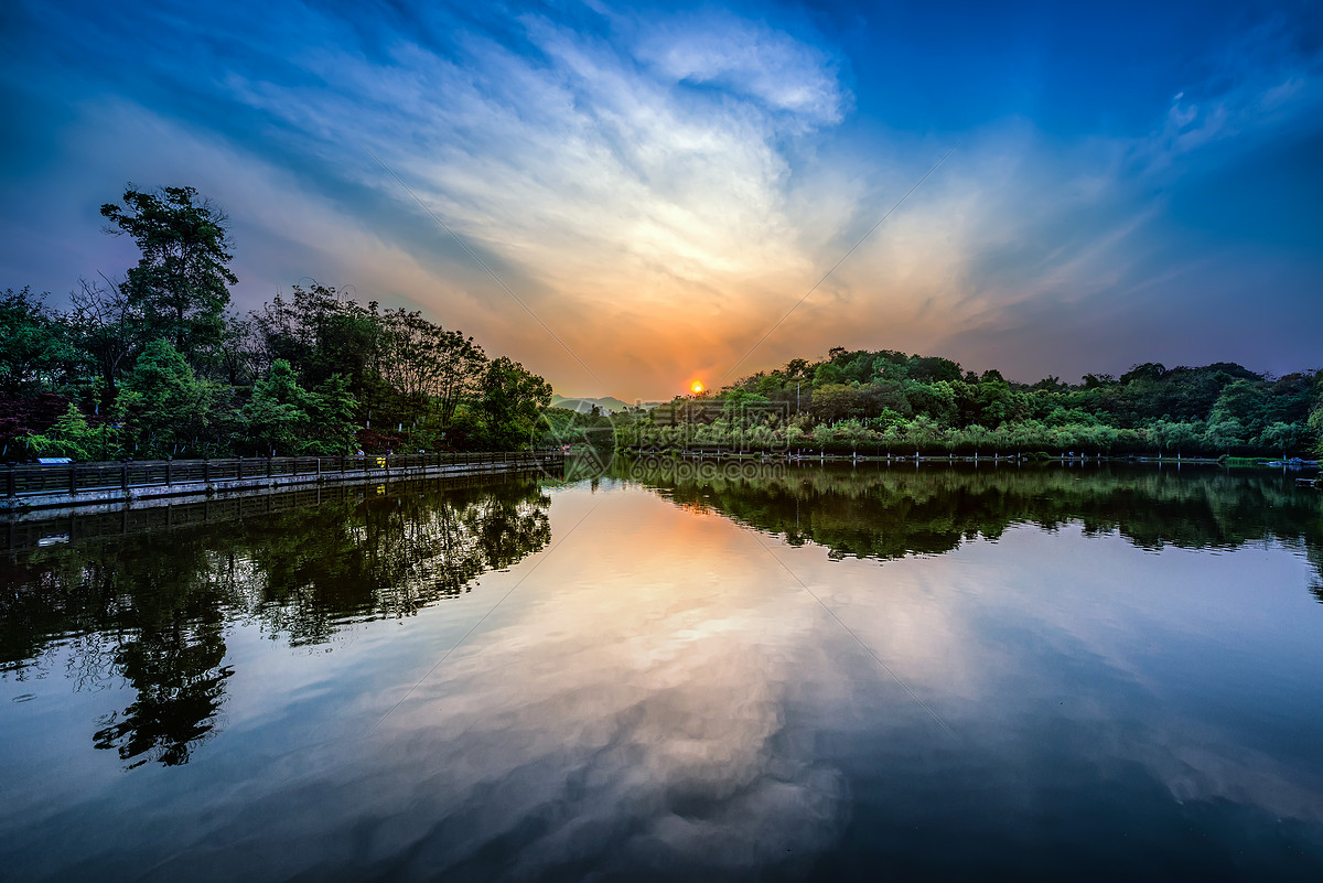 重庆秀湖公园的夕阳