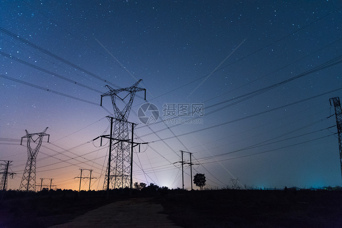 星空下的高压电线塔