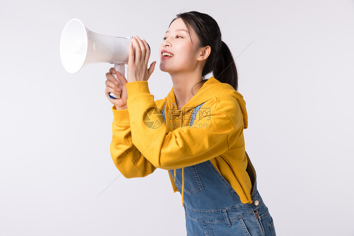 拿着扩音器喇叭的女学生