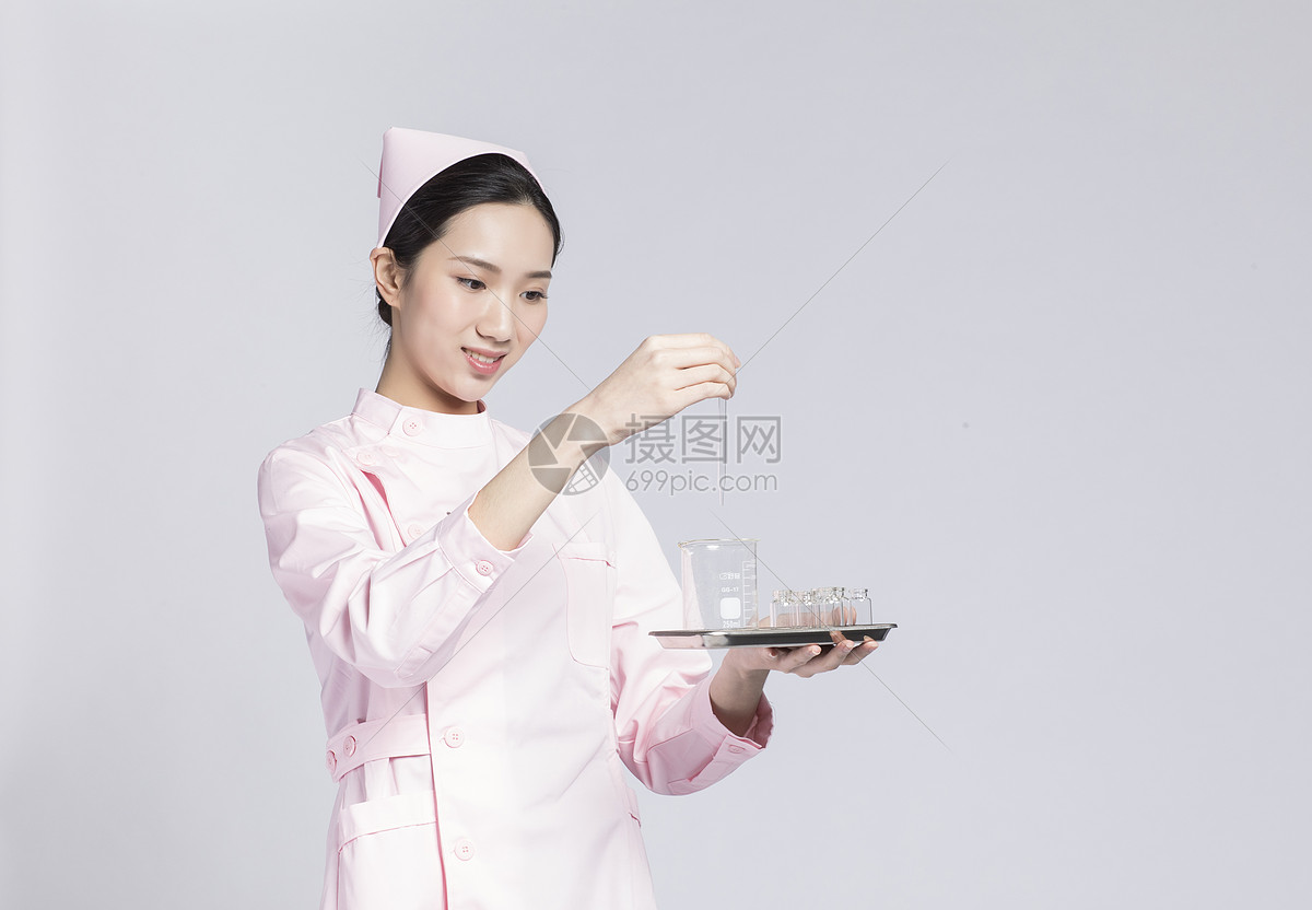 拿着医疗器械的护士