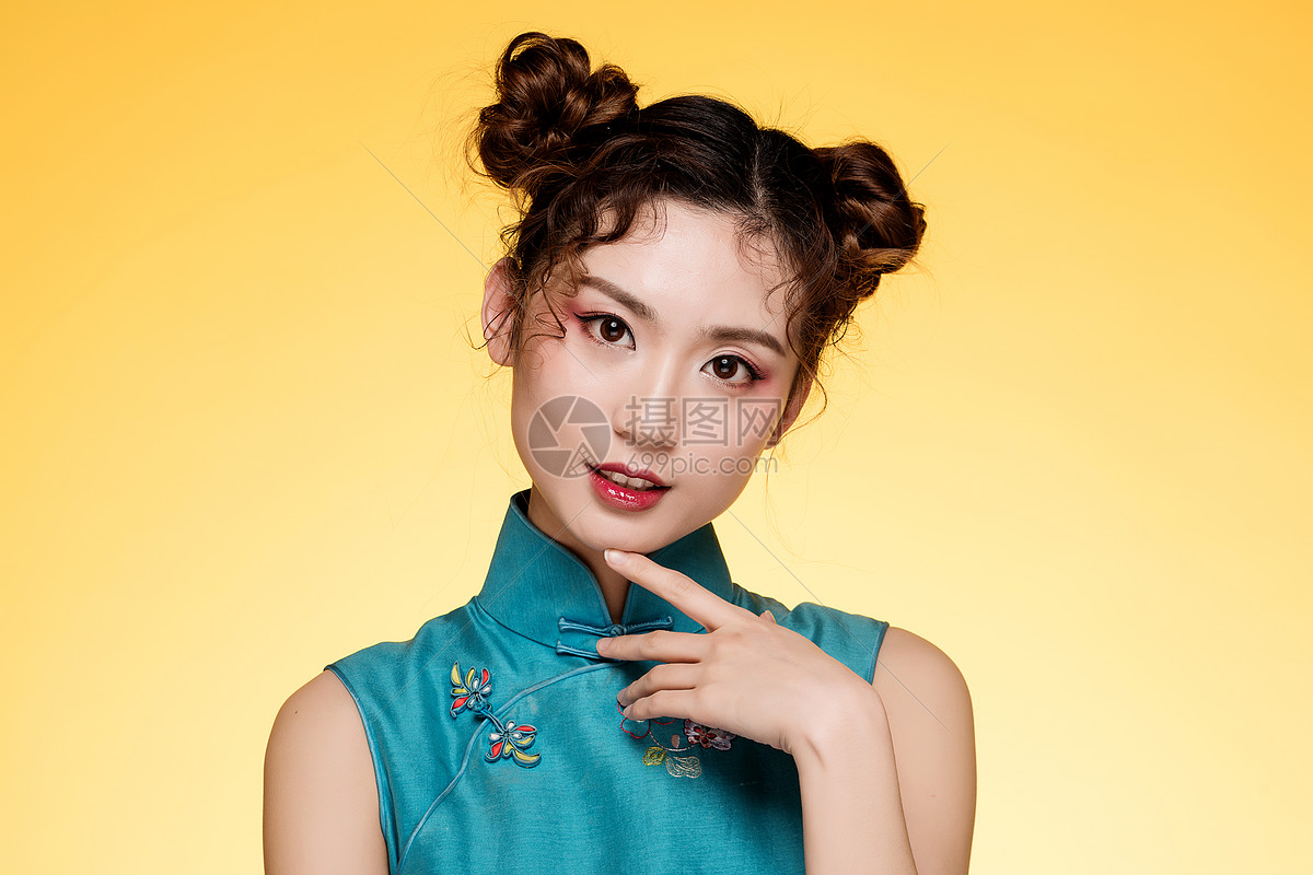 旗袍美女双丸子头可爱造型