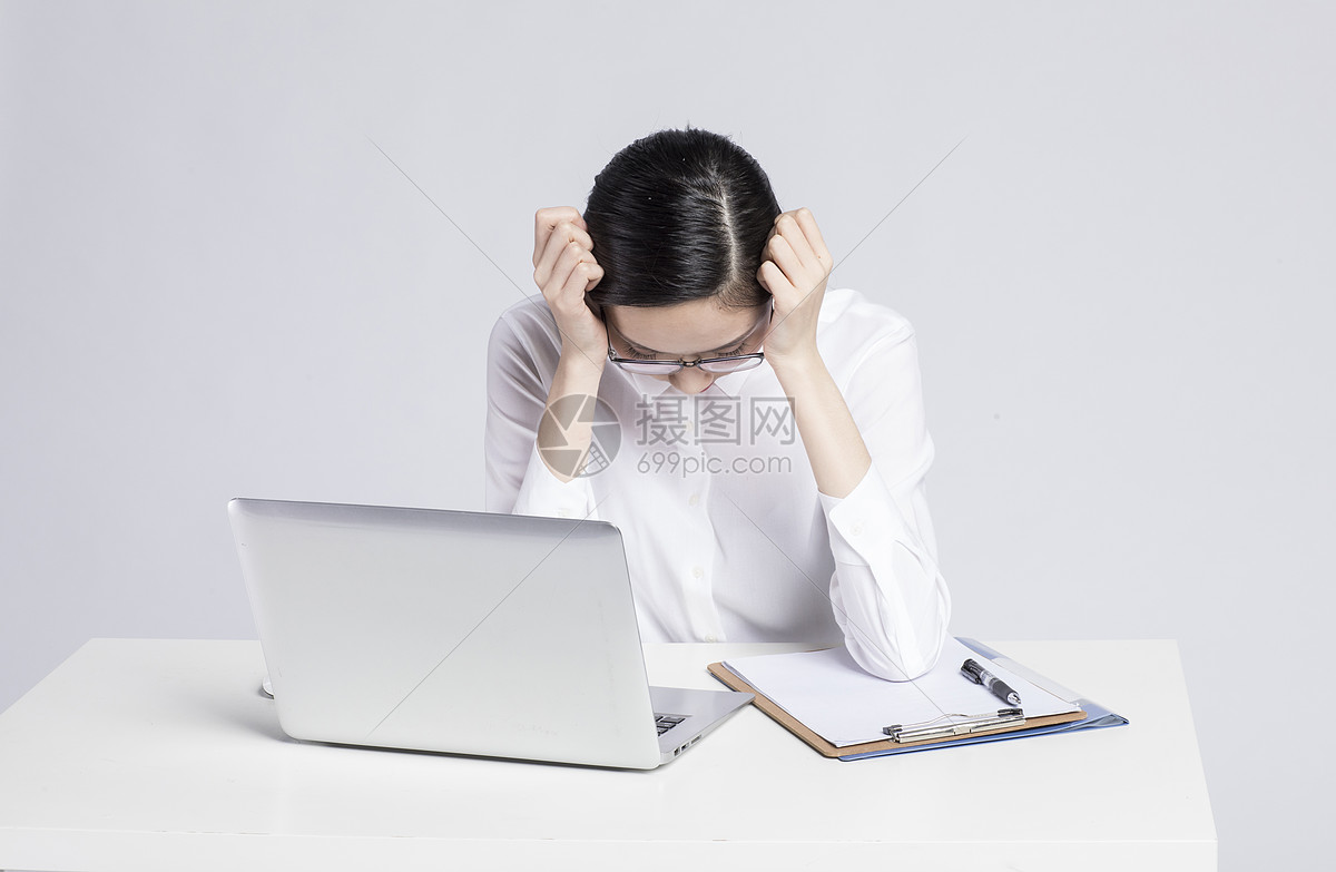 为工作烦恼的职业女性