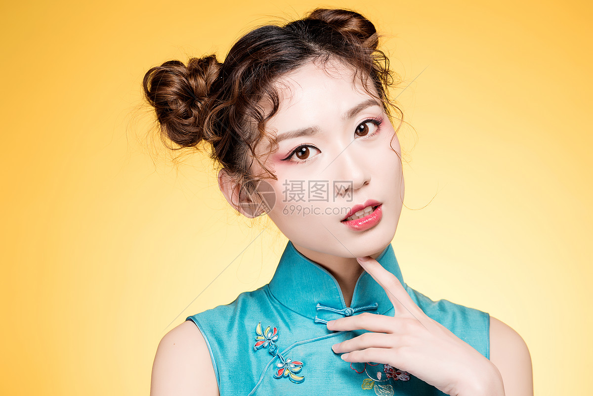 旗袍美女双丸子头创意妆容