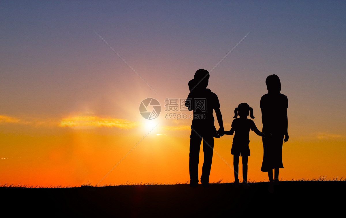 创意背景 情感表达 夕阳下的一家人剪影.