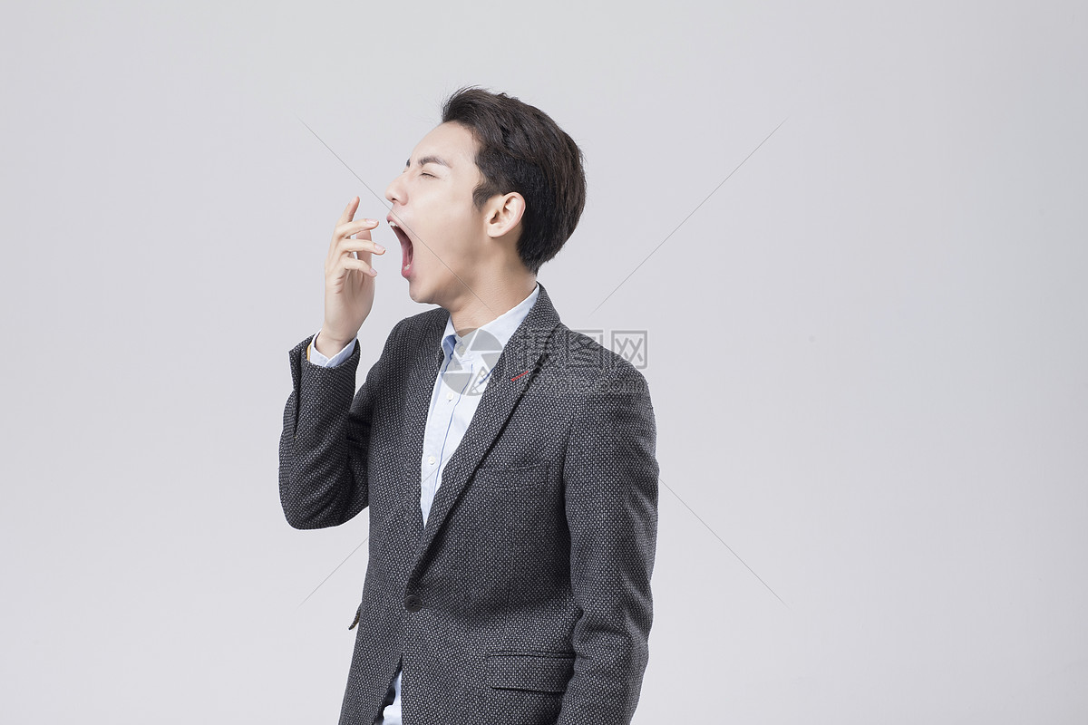 打哈欠的职业男性