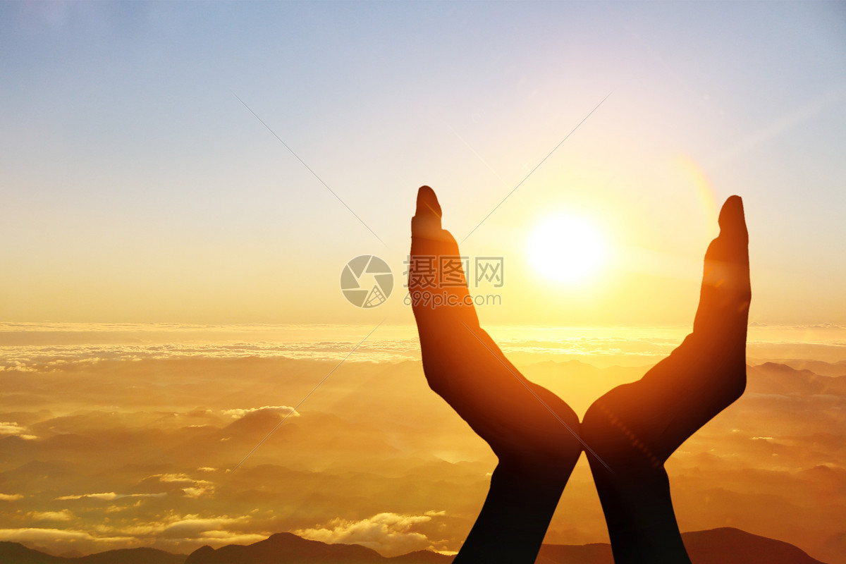 美丽微笑的女人望着远方，用太阳的手掌遮住她的眼睛。照片摄影图片_ID:379767567-Veer图库
