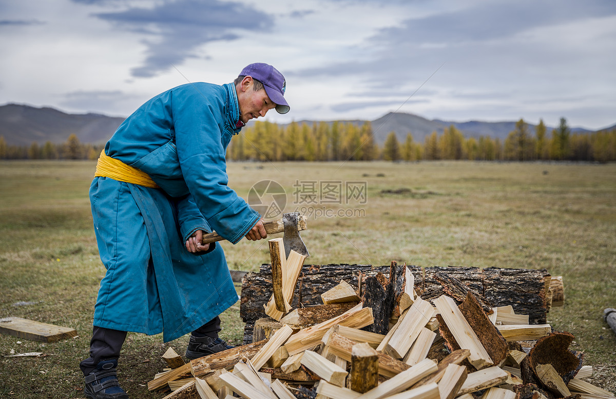 草原上劳作的蒙古族男人