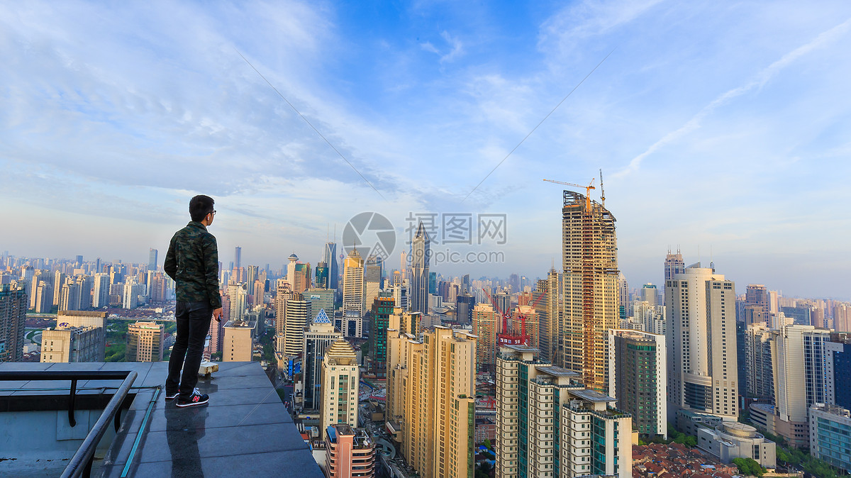 照片 人物情感 站在天台上俯瞰上海城市的人.