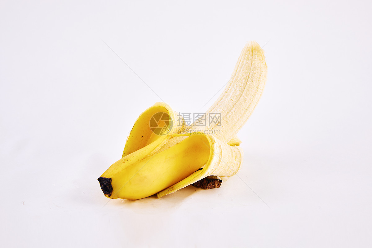 一只剥开的香蕉