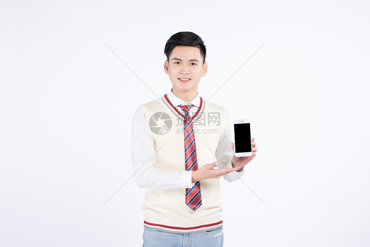 手拿手机学生形象