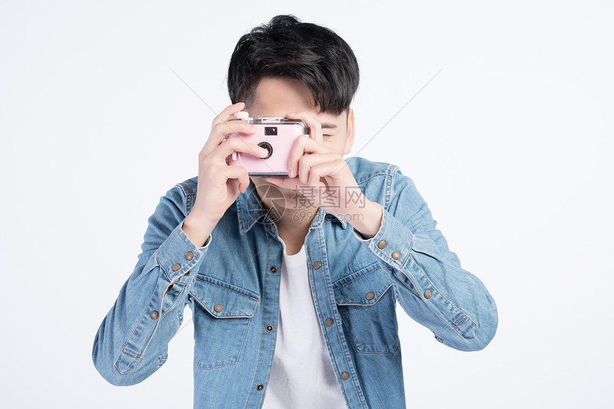 手持卡通照相机的青年男性