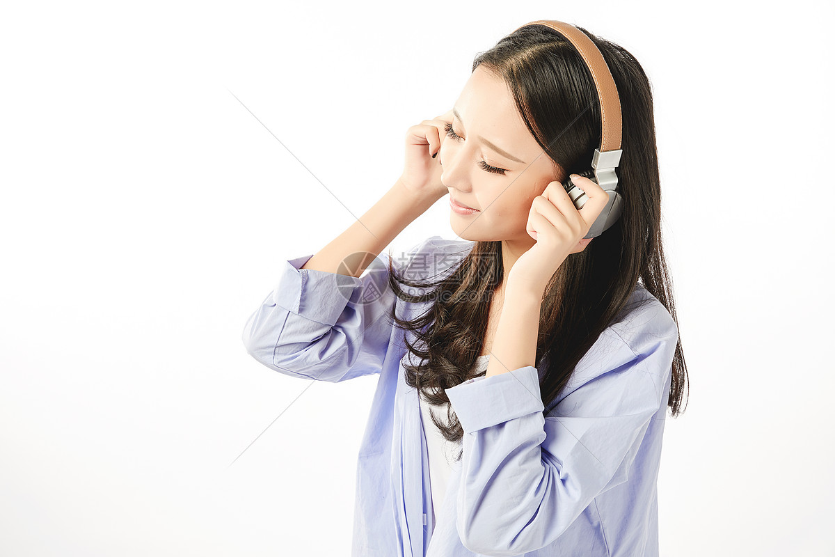 年轻女孩戴着耳机享受音乐