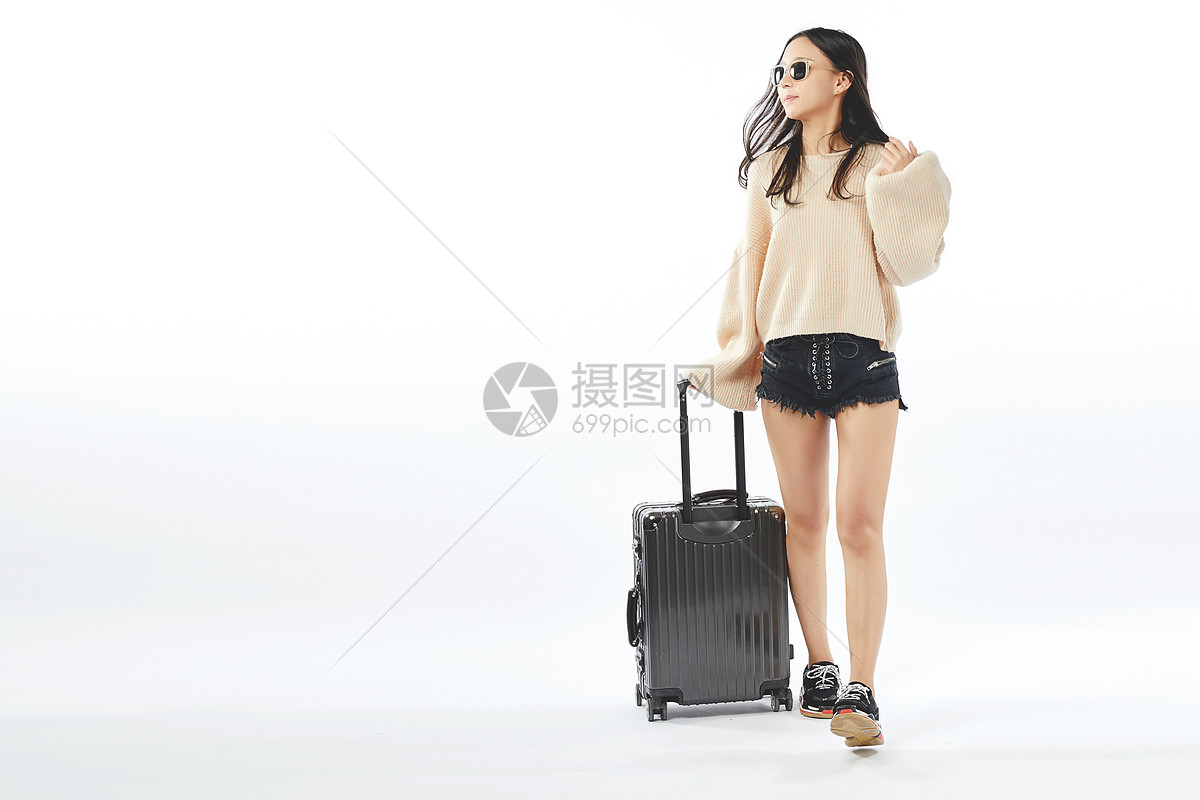 年轻女孩拖着行李走的动作女性人物