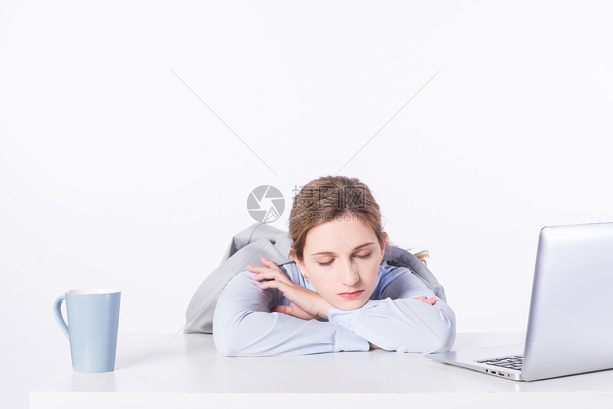 外国商务女性睡觉休息图片