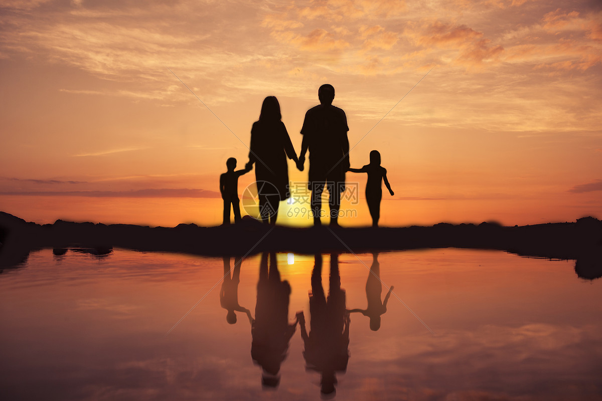 夕阳下的一家人图片素材-正版创意图片500859592-摄