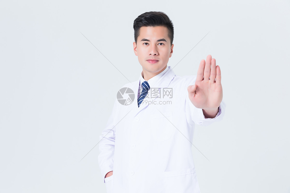 医生做拒绝手势动作