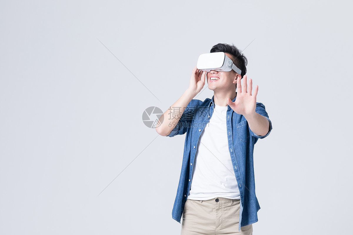 年轻男性体验虚拟现实3d眼镜