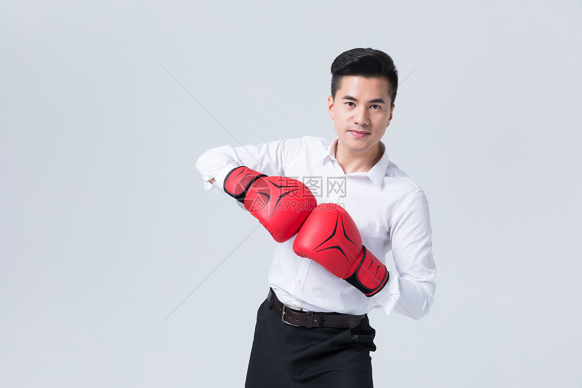 商务男士戴拳击手套