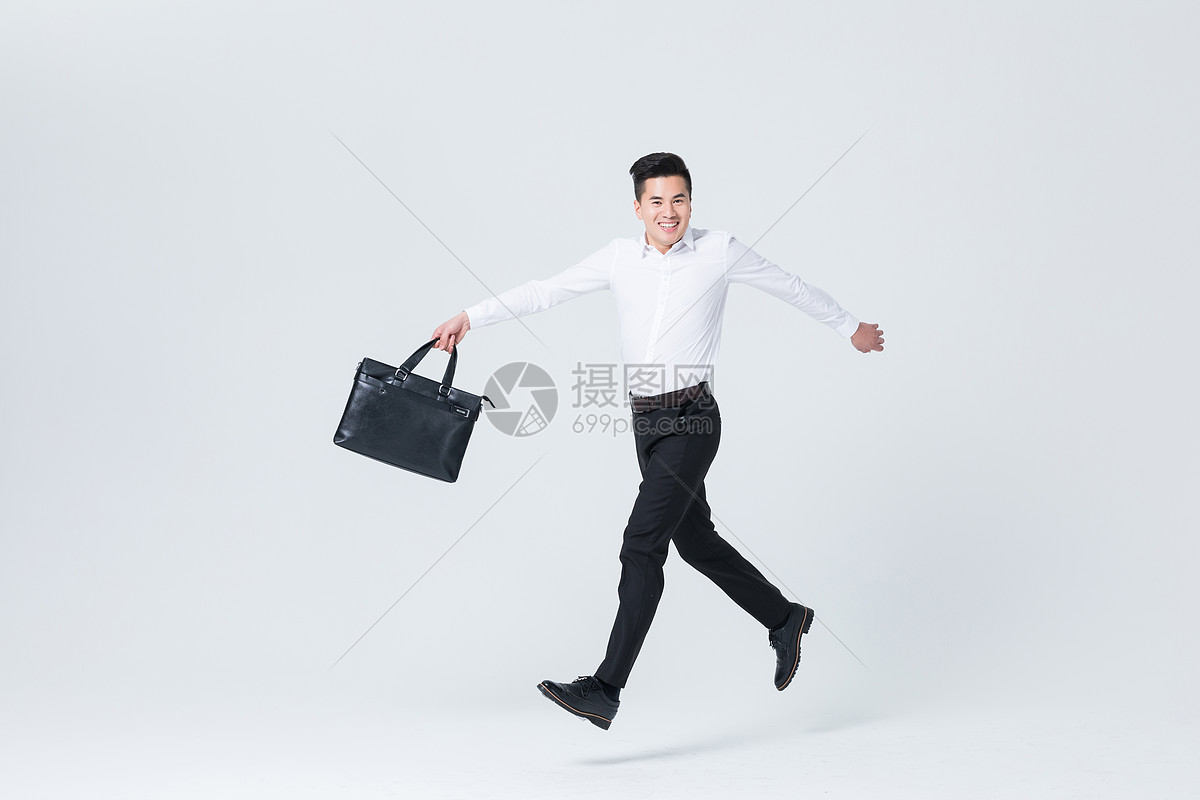 上班开心大步走商务男士