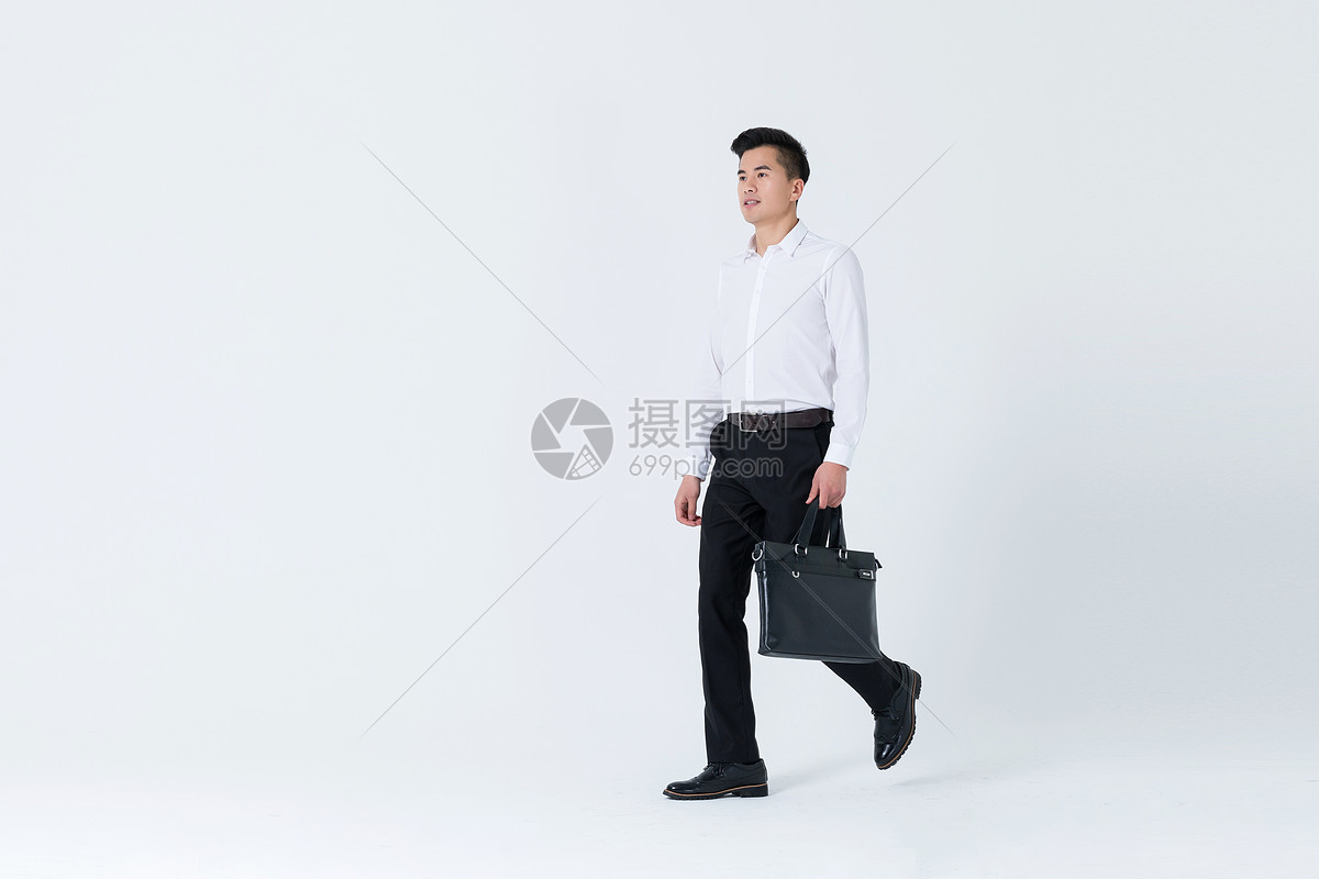 上班开心大步走商务男士