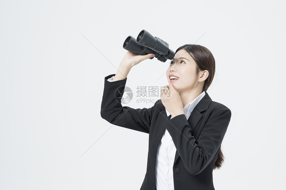拿着望远镜的职业女性