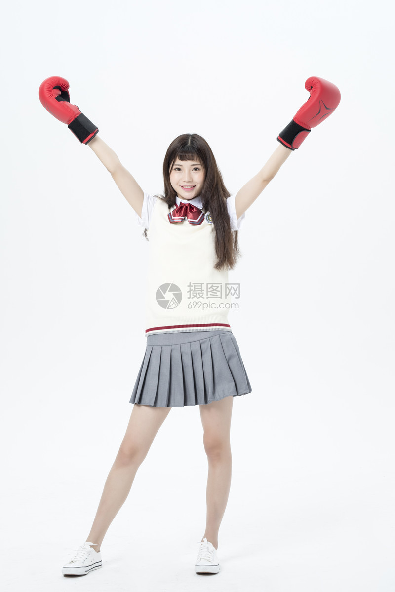 戴着拳击手套的女学生