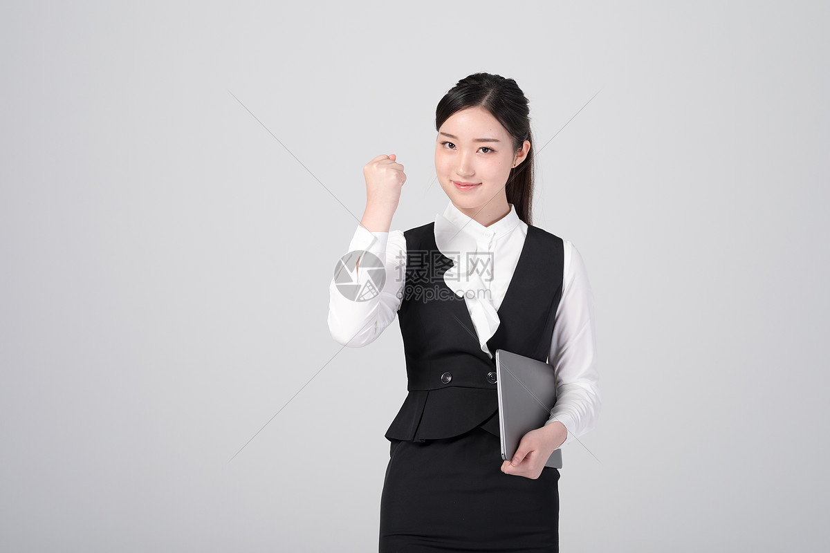 自信职场女性穿着职业正装