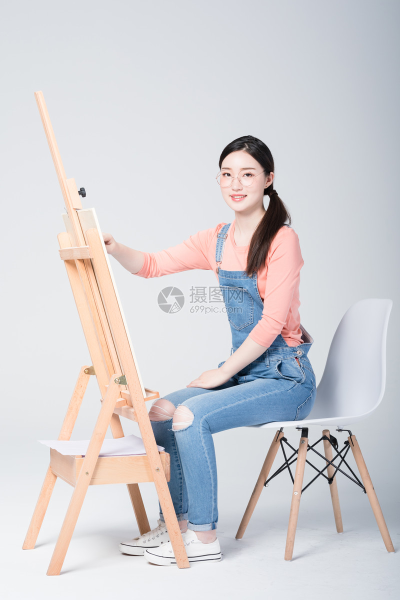 照片 人物情感 正在画画的年轻女生.jpg