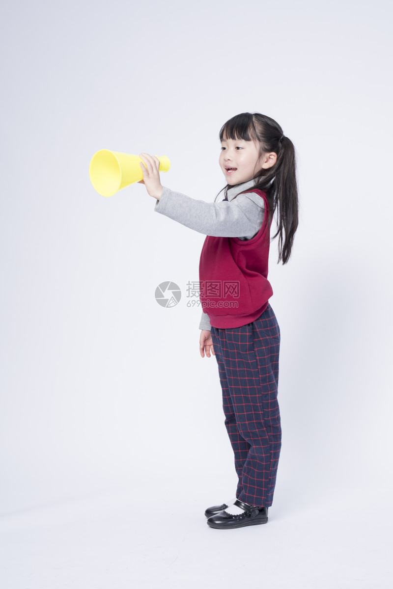 拿着喇叭的小女孩