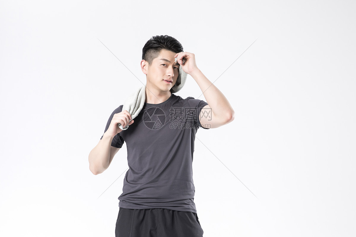 拿着毛巾擦汗的运动男性