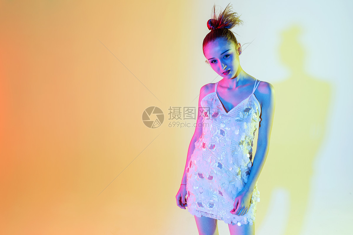 年轻女性色彩创意自由摇摆