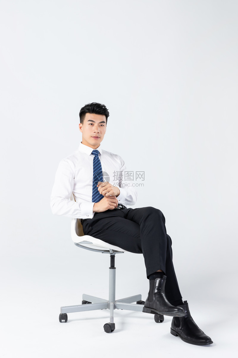 商务男士坐在椅子上