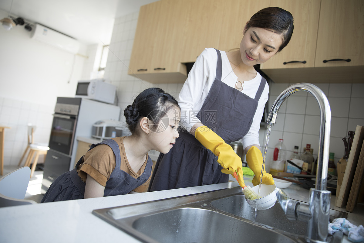 妈妈和女儿在新家厨房洗碗