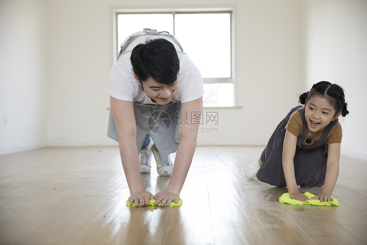 爸爸和女儿擦地