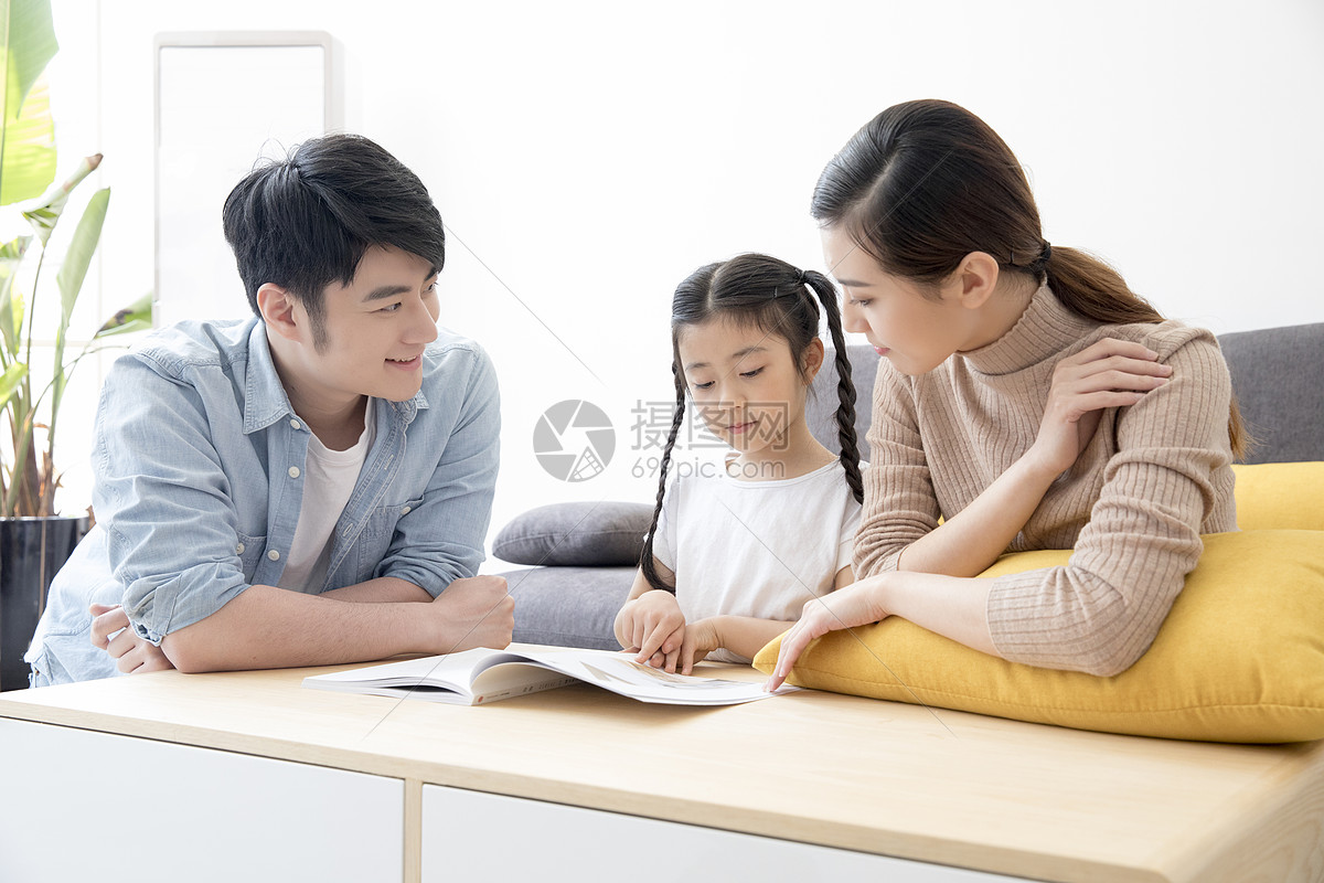 一起看书的一家人