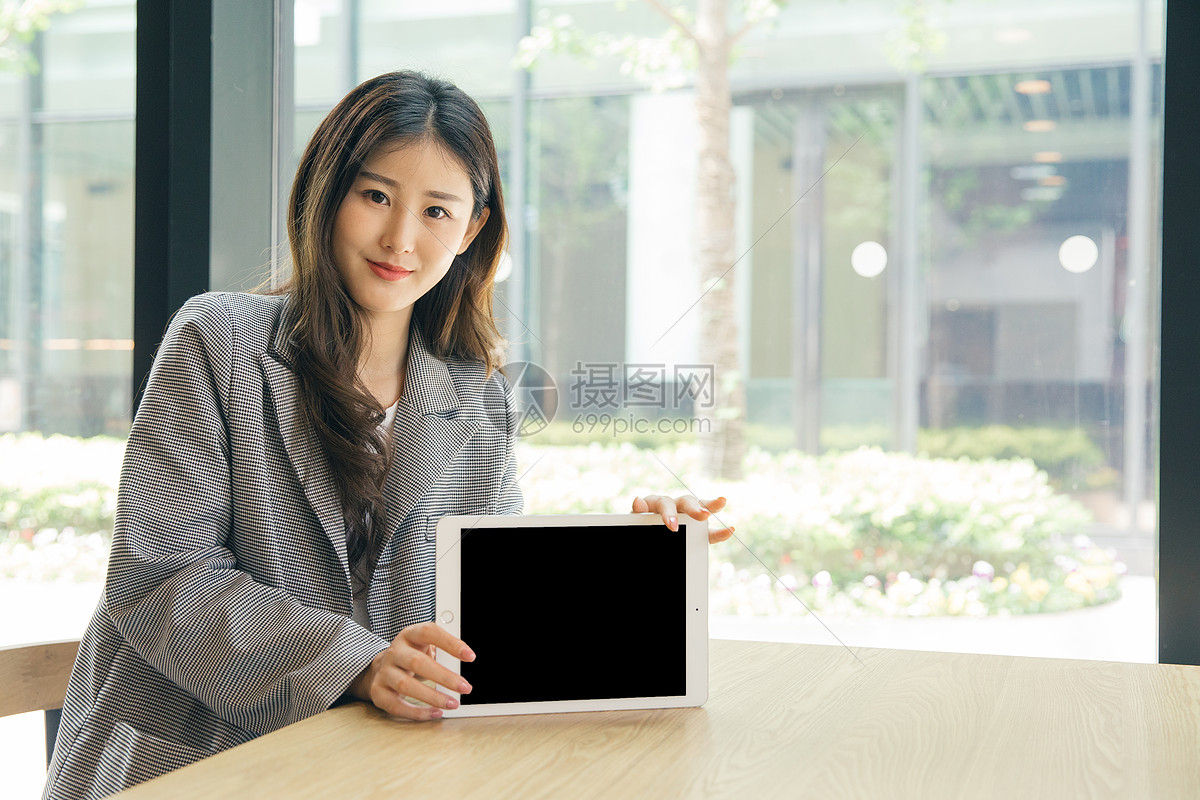 商务女性咖啡馆手持平板电脑