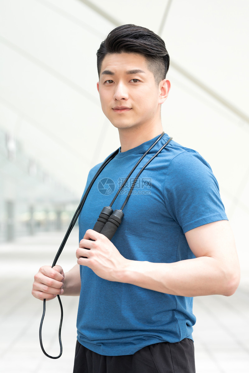 户外运动健身跳绳的年轻男性