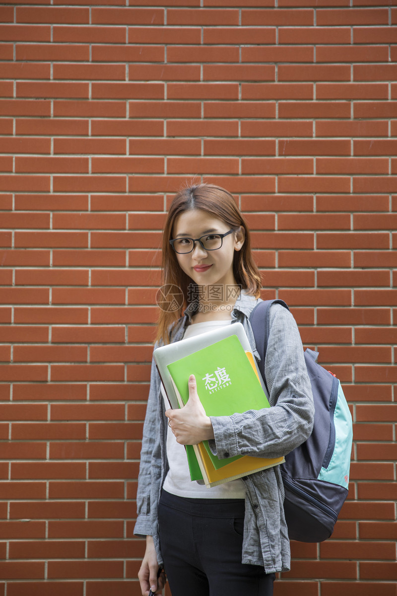 青春洋溢的女大学生