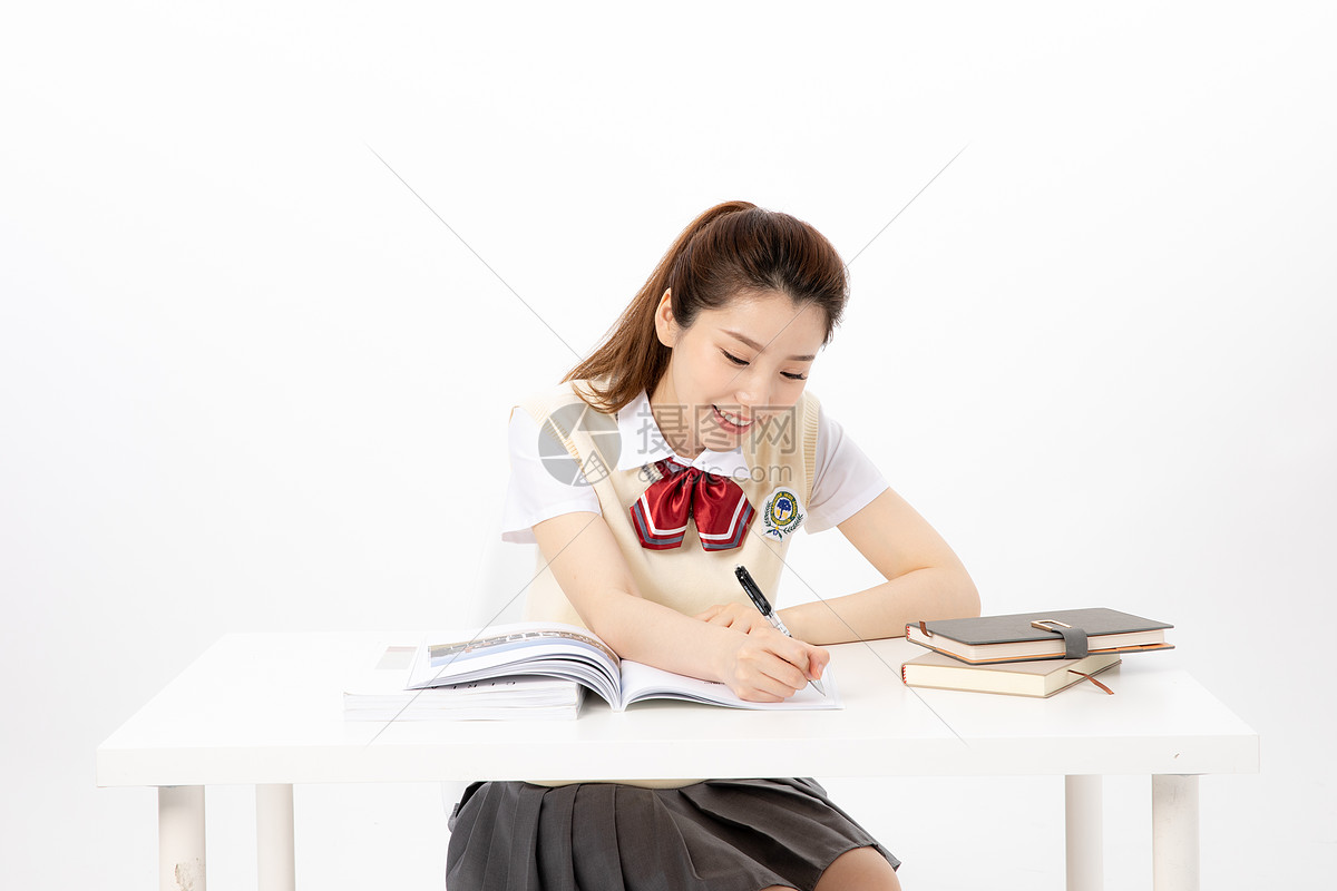照片 人物情感 正在写作业的女高中生.jpg