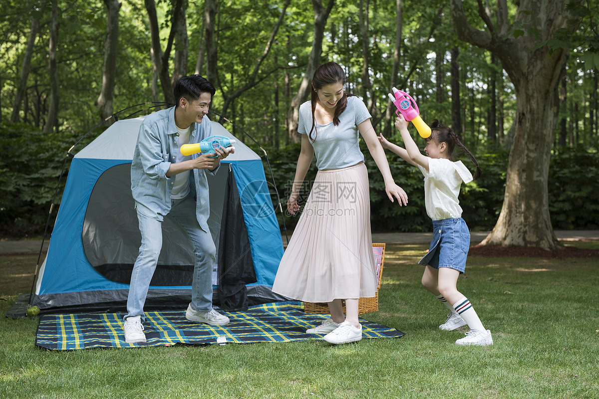 户外父母与孩子一起玩水枪图片素材_免费下载_jpg图片格式_VRF高清图片