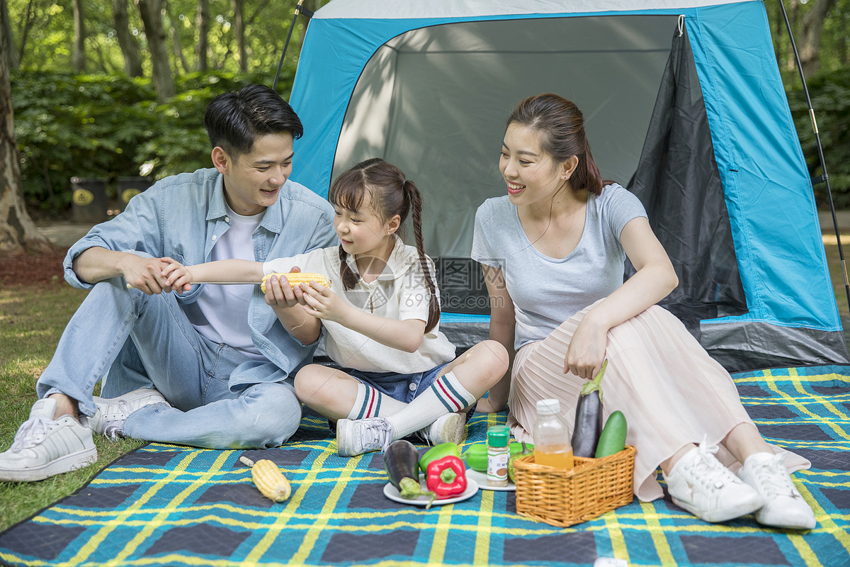 一家人郊游聚餐