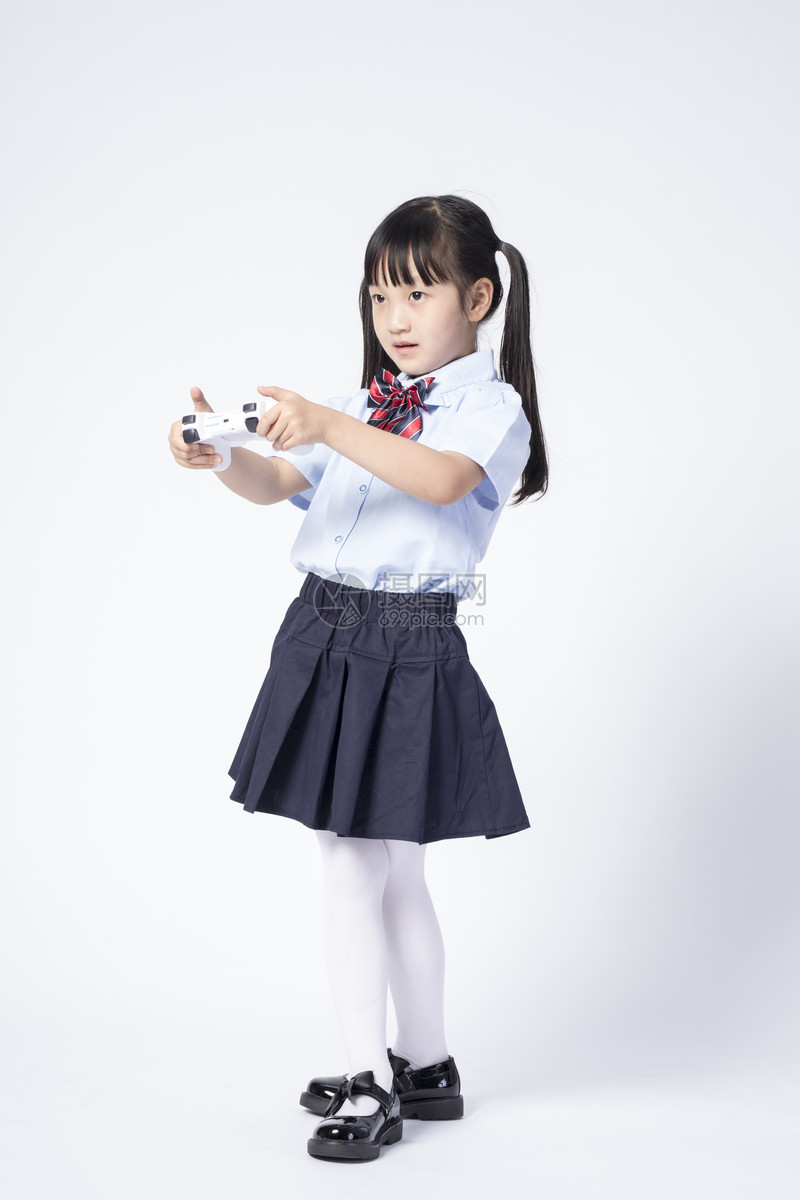 玩游戏的小女孩