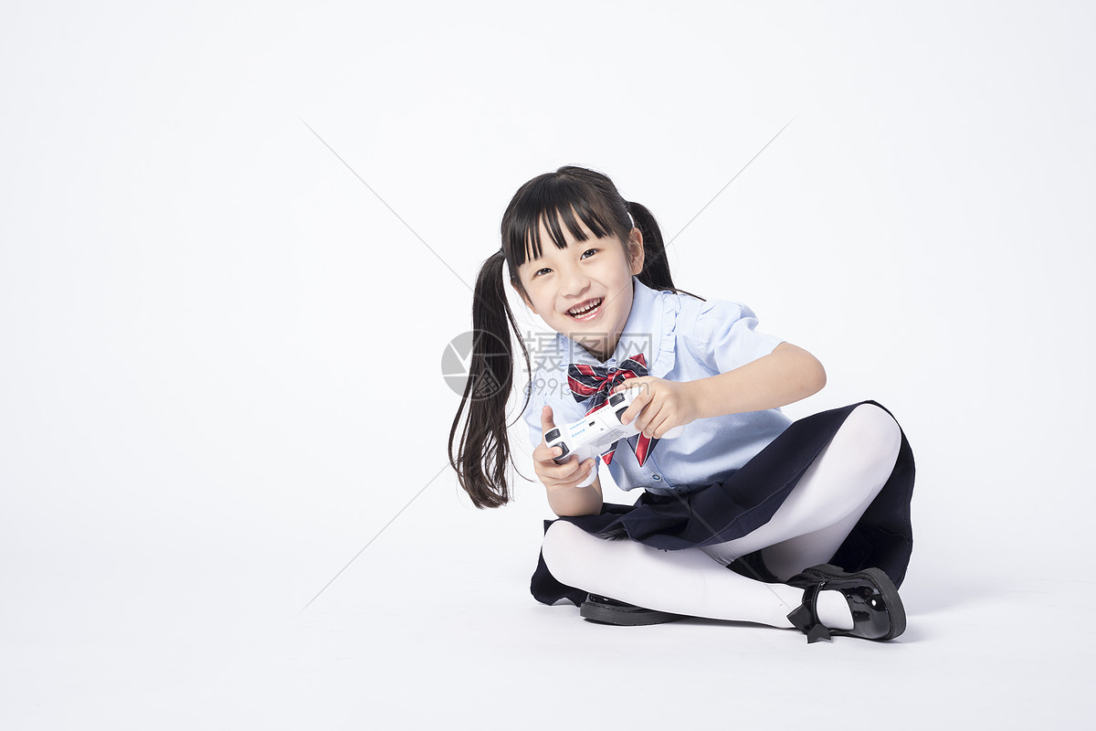 玩游戏的小女孩