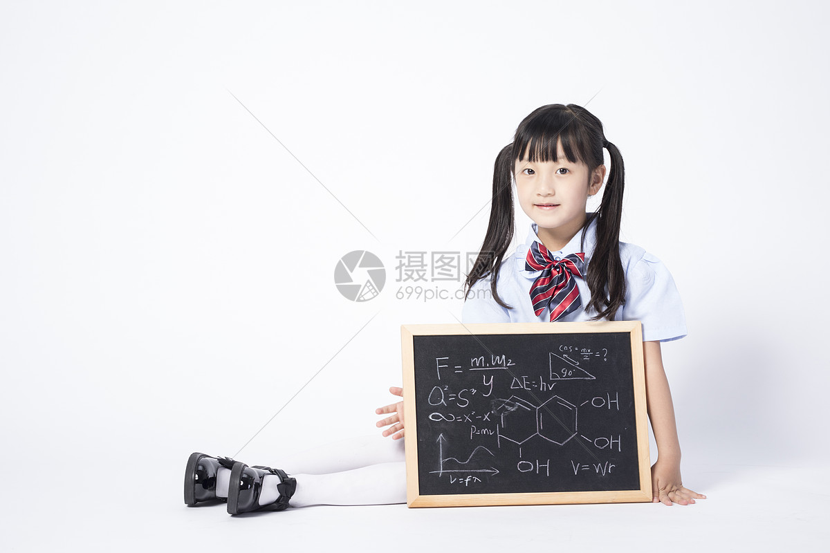 拿着黑板的小女孩