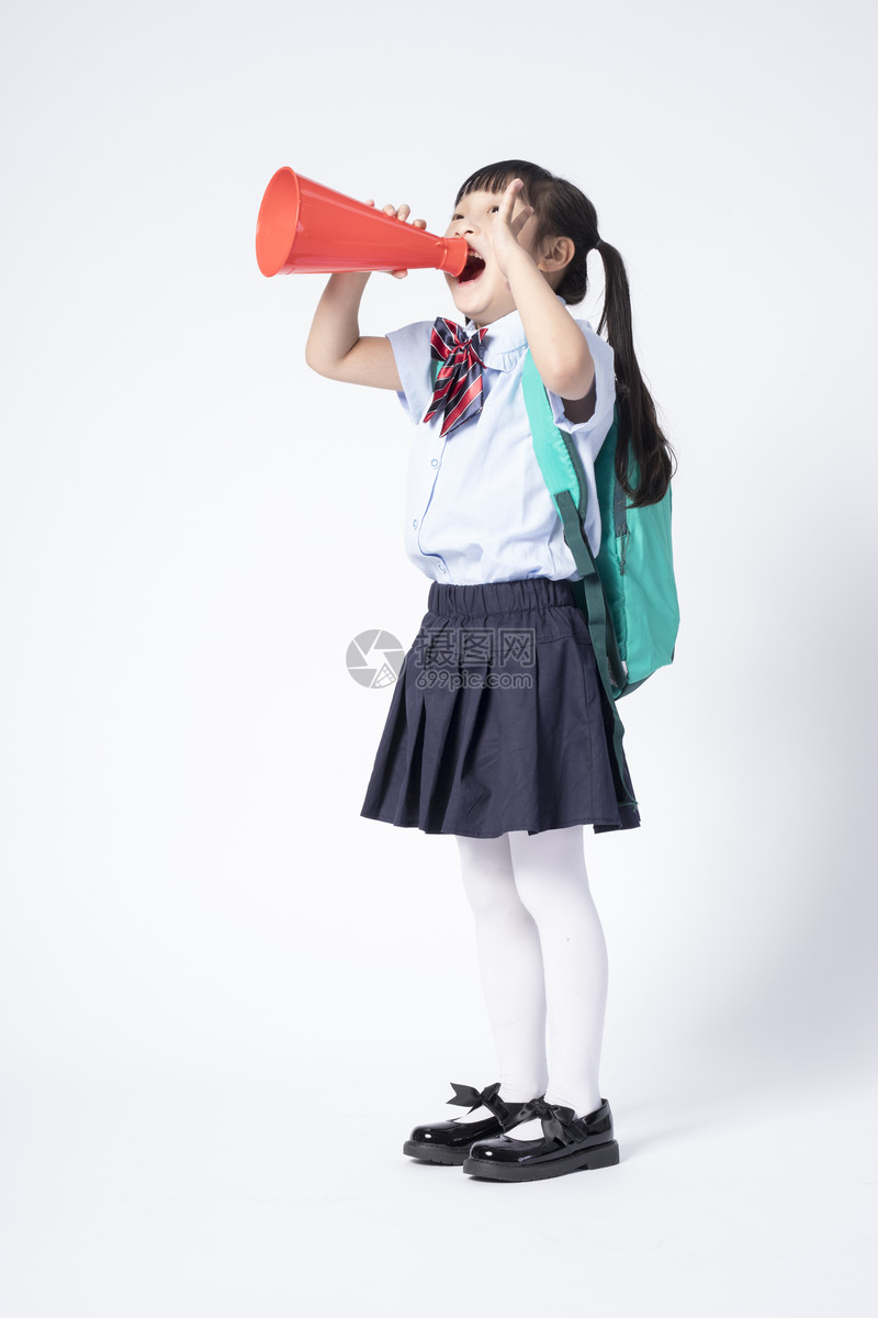 拿着喇叭的小女孩