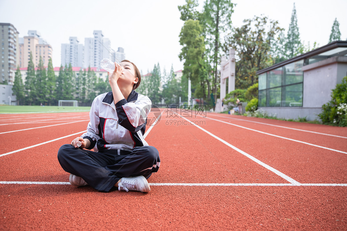 高中生在操场运动休息喝水