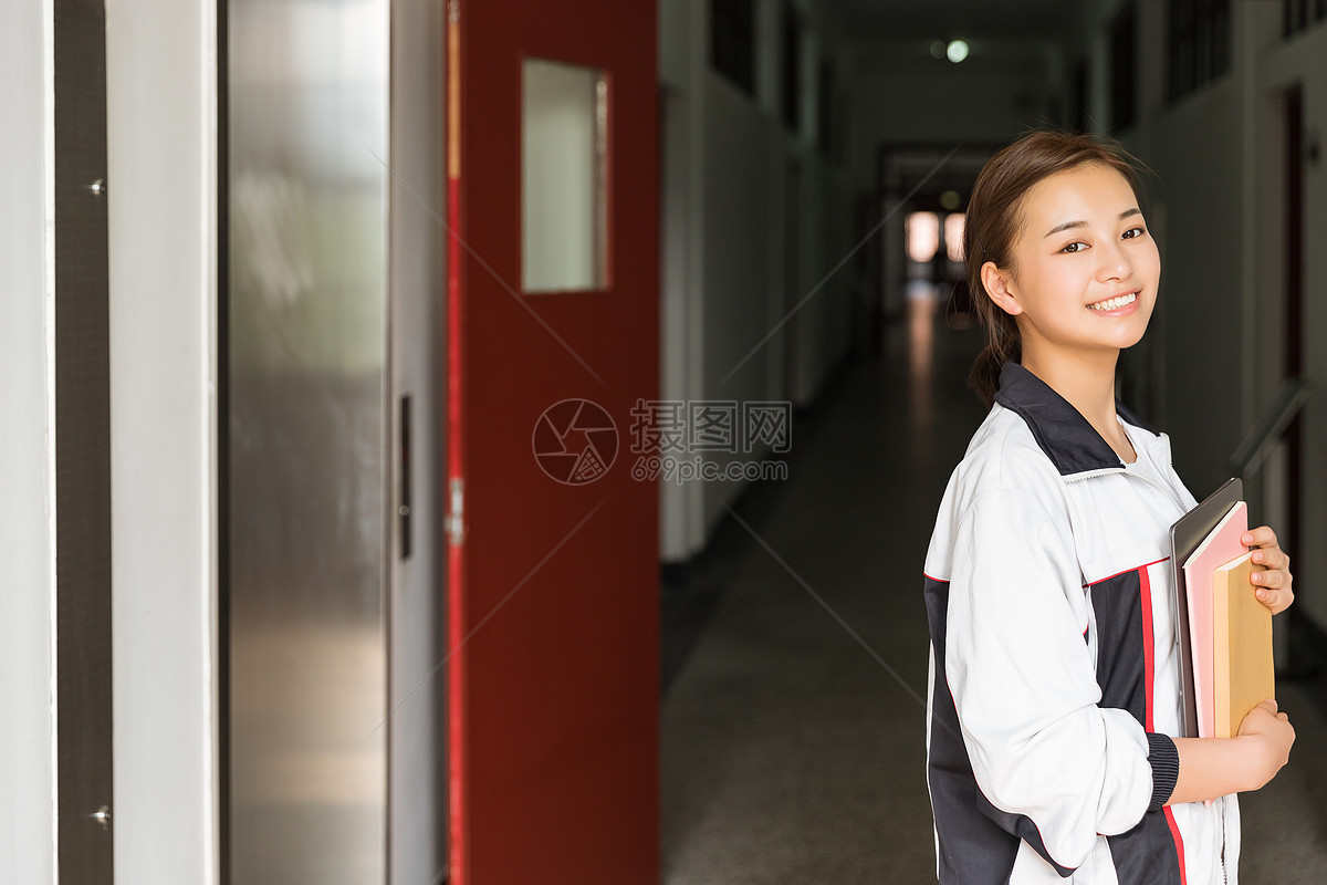 高中生教学楼抱着书本图片素材_免费下载_jpg图片格式