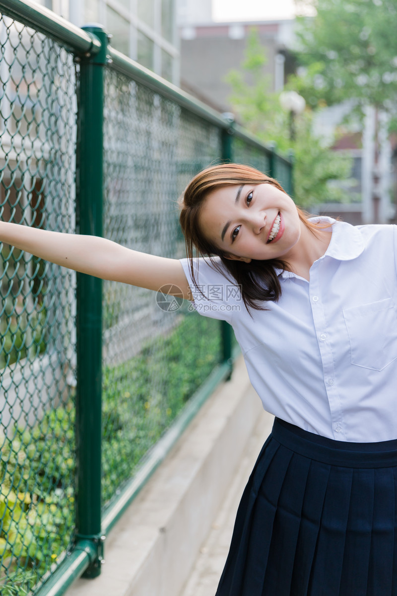 校园写真开心的女生
